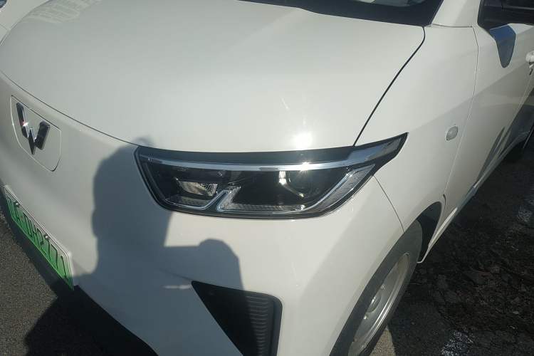 Used Wuling Yangguang 2024 300KM Comfort Version Passenger Van 75kW Left Front Headlight