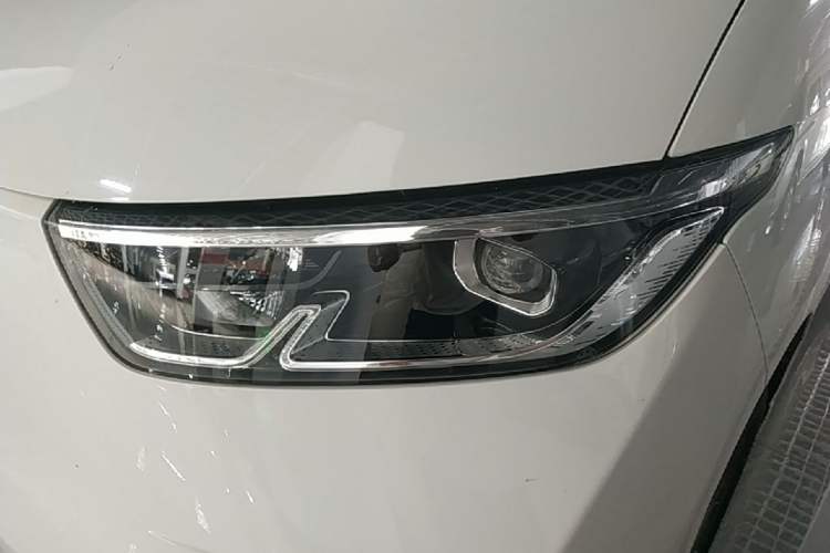 Used Wuling Yangguang 2024 230km Practical Enclosed-Window Version 60kW Left Front Headlight