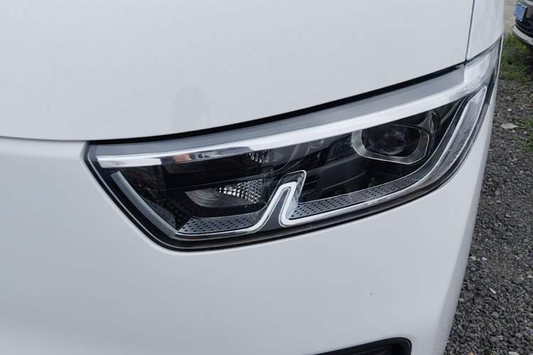 Used Wuling Yangguang 2024 300km Range Practical Window-Sealed Version 75kW Left Front Headlight