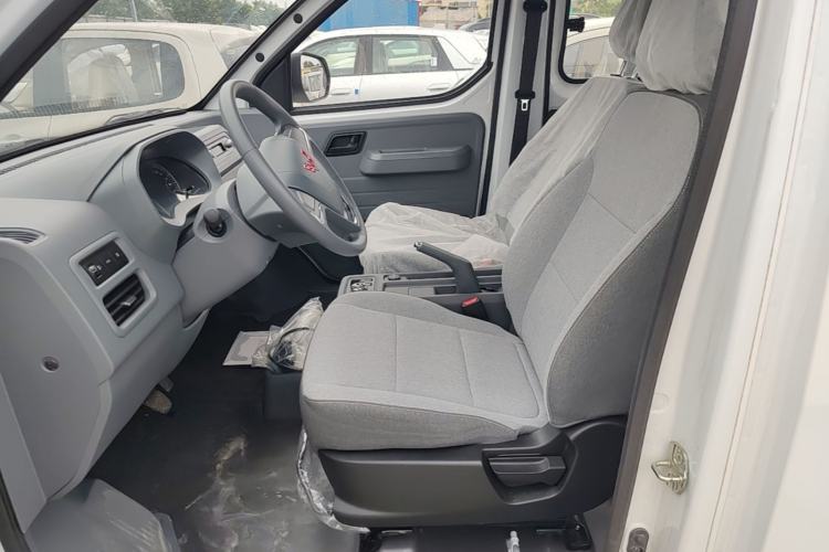Used Wuling Yangguang 2024 300KM Comfort Version Passenger Van 75kW Left Front Seat