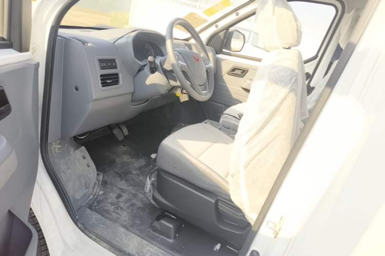 Used Wuling Yangguang 2024 300KM Comfort Version Passenger Van 75kW Left Front Seat
