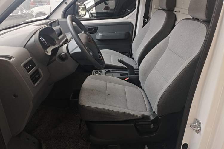 Used Wuling Yangguang 2024 300km Comfort Version with Sealed Windows 60kW Left Front Seat