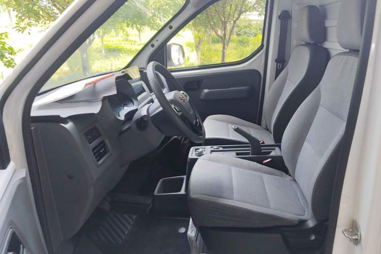 Used Wuling Yangguang 2024 300km Range Practical Window-Sealed Version 60kW Left Front Seat