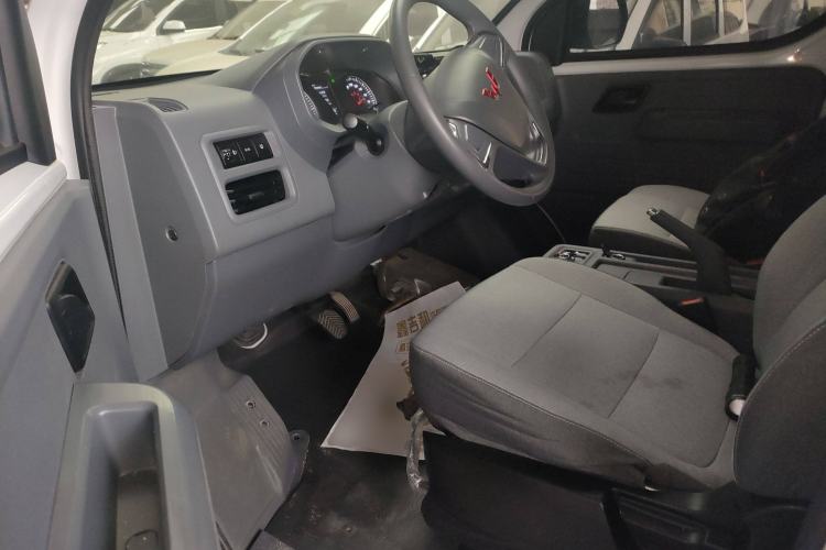 Used Wuling Yangguang 2024 300km Comfort-Grade Passenger Van 60kW Left Front Seat