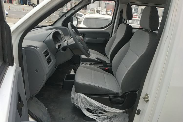 Used Wuling Yangguang 2024 300KM Comfort Version Passenger Van 75kW Left Front Seat