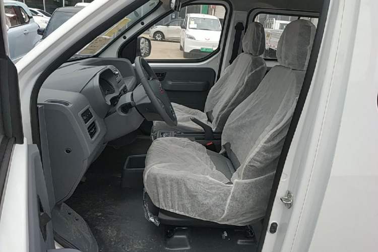 Used Wuling Yangguang 2024 300KM Comfort Version Passenger Van 75kW Left Front Seat