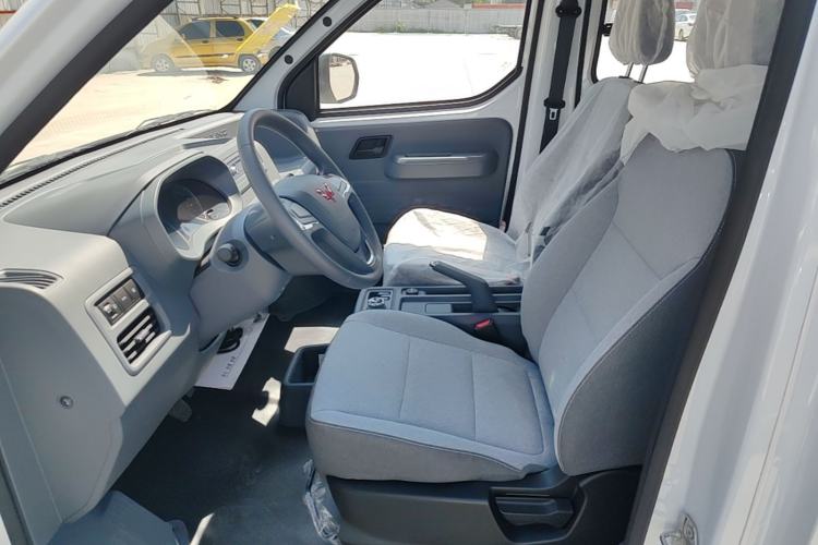 Used Wuling Yangguang 2024 300KM Comfort Version Passenger Van 75kW Left Front Seat
