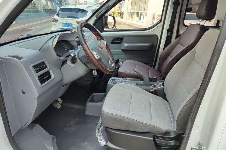 Used Wuling Yangguang 2024 300KM Comfort Version Passenger Van 75kW Left Front Seat