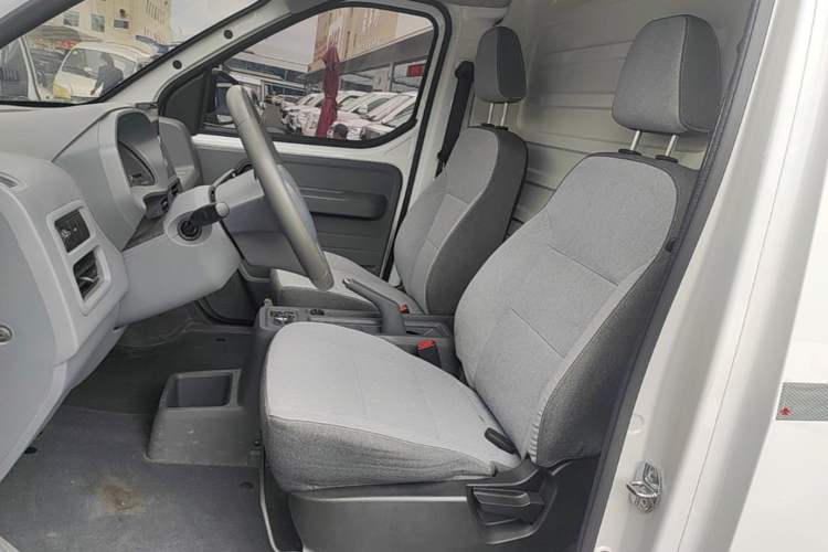 Used Wuling Yangguang 2024 300km Range Practical Window-Sealed Version 60kW Left Front Seat