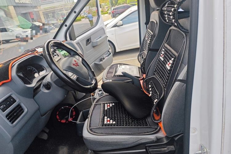 Used Wuling Yangguang 2024 300km Comfort-Grade Passenger Van 60kW Left Front Seat
