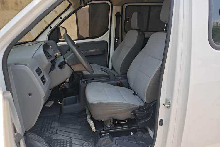 Used Wuling Yangguang 2024 300KM Comfort Version Passenger Van 75kW Left Front Seat