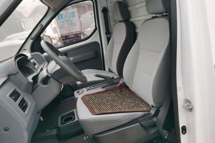 Used Wuling Yangguang 2024 300km Comfort Version with Sealed Windows 60kW Left Front Seat