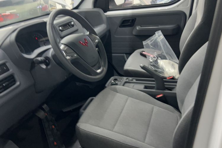 Used Wuling Yangguang 2024 300KM Comfort Version Passenger Van 75kW Left Front Seat