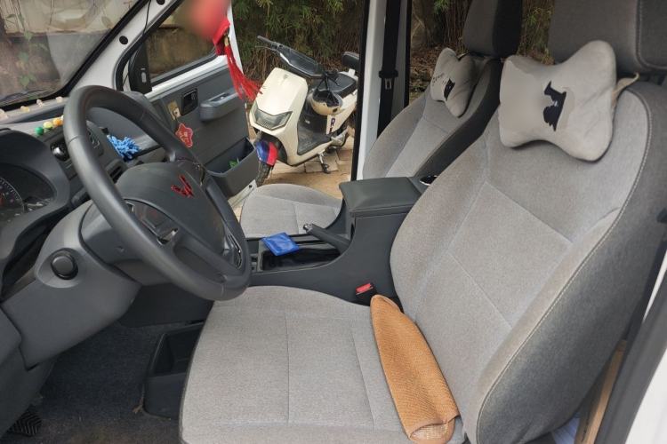 Used Wuling Yangguang 2024 300km Comfort-Grade Passenger Van 60kW Left Front Seat
