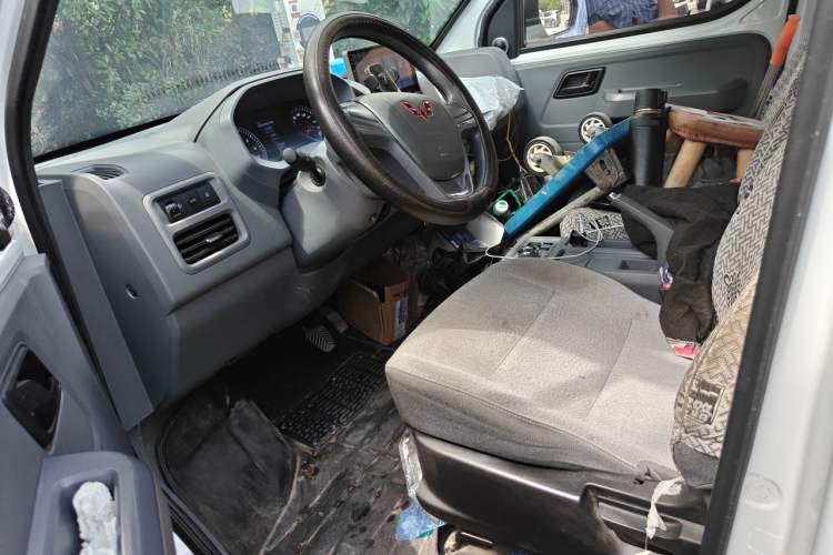 Used Wuling Yangguang 2024 300KM Comfort Version Passenger Van 75kW Left Front Seat