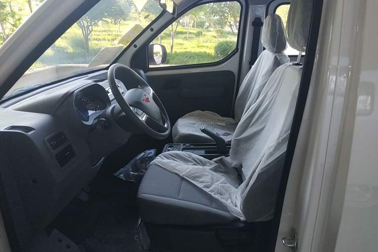 Used Wuling Yangguang 2024 300KM Comfort Version Passenger Van 75kW Left Front Seat