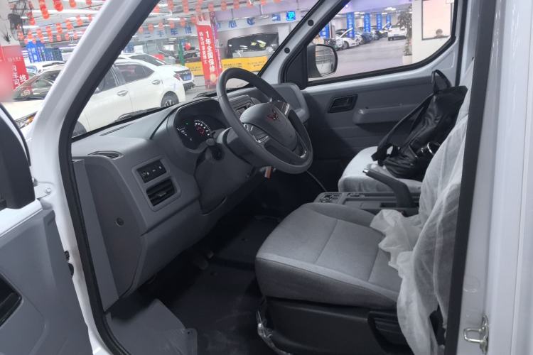 Used Wuling Yangguang 2024 300KM Comfort Version Passenger Van 75kW Left Front Seat