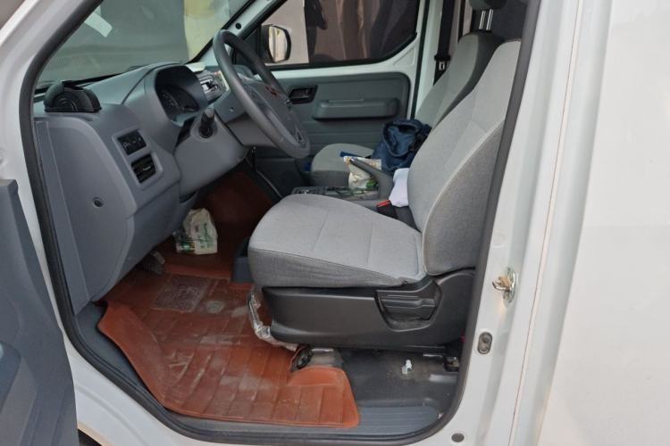 Used Wuling Yangguang 2024 300KM Comfort Version Passenger Van 75kW Left Front Seat