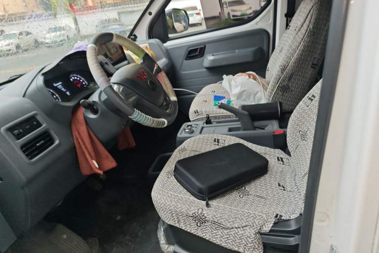 Used Wuling Yangguang 2024 300KM Comfort Version Passenger Van 75kW Left Front Seat