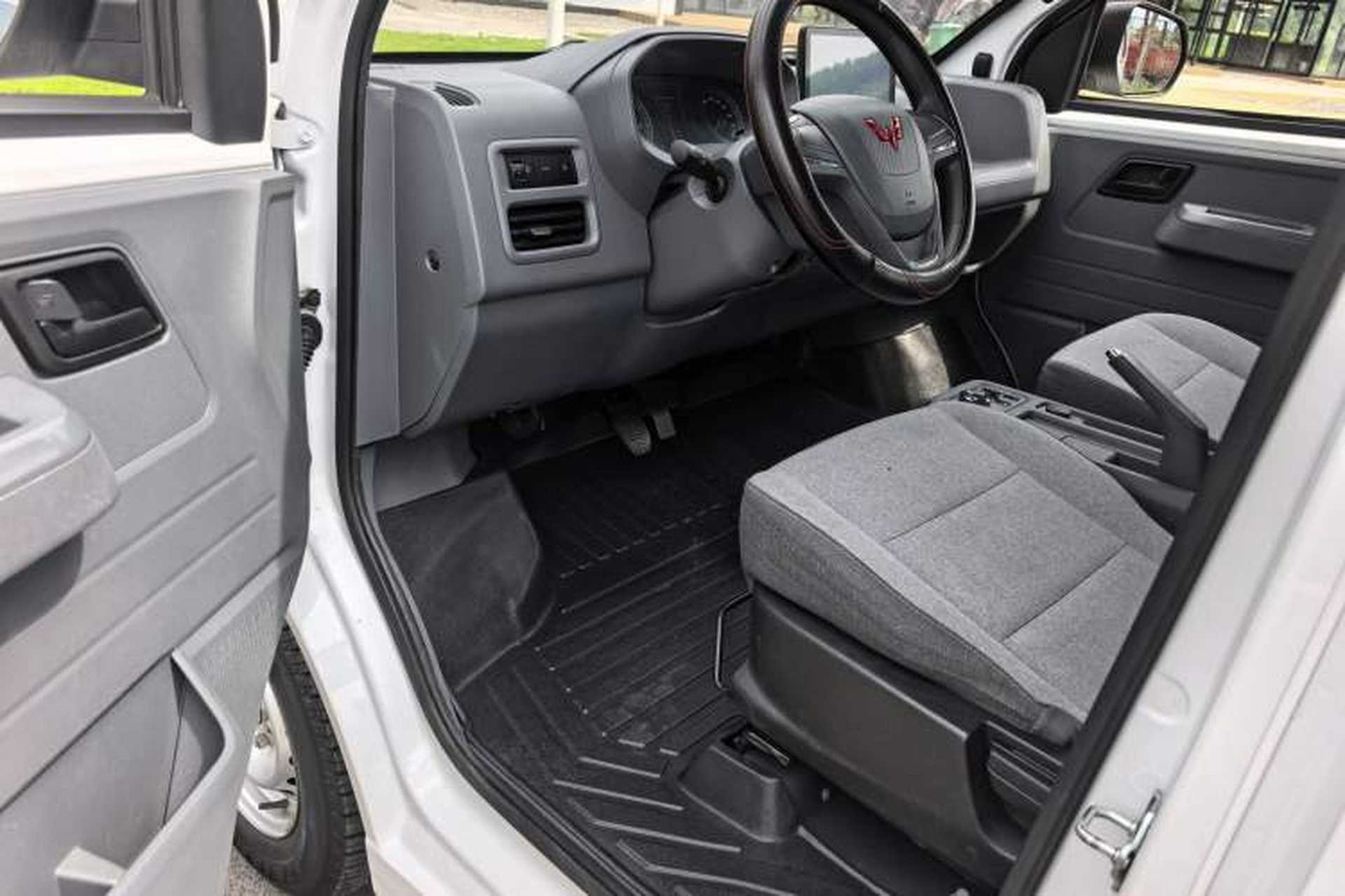 Used Wuling Yangguang 2024 300KM Comfort Version Passenger Van 75kW Left Front Seat