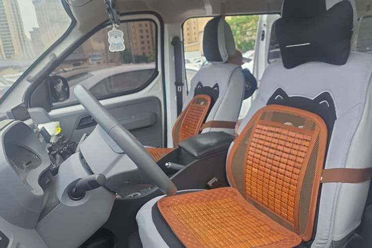 Used Wuling Yangguang 2024 300KM Comfort Version Passenger Van 75kW Left Front Seat
