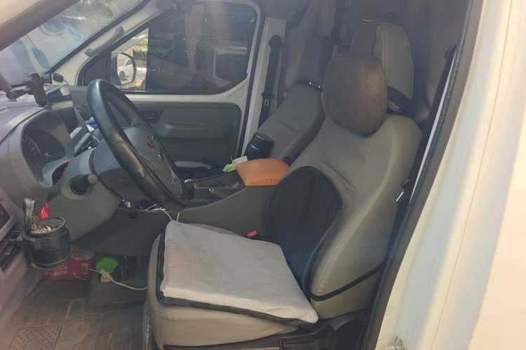 Used Wuling Yangguang 2024 300KM Comfort Version Passenger Van 75kW Left Front Seat