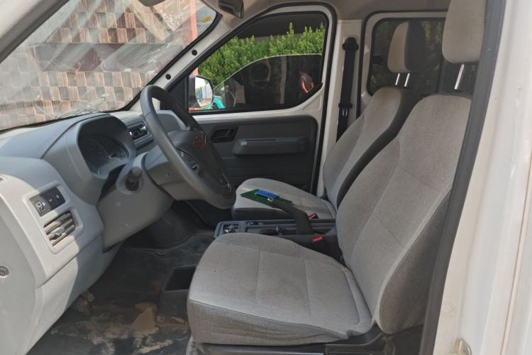 Used Wuling Yangguang 2024 300km Comfort-Grade Passenger Van 60kW Left Front Seat