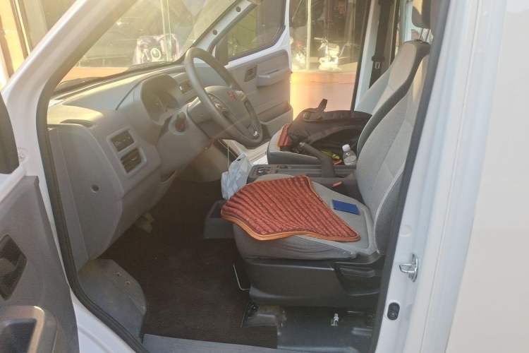 Used Wuling Yangguang 2024 300KM Comfort Version Passenger Van 75kW Left Front Seat