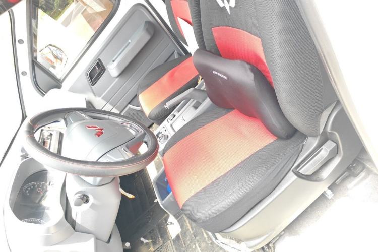 Used Wuling Yangguang 2024 300KM Comfort Version Passenger Van 75kW Left Front Seat