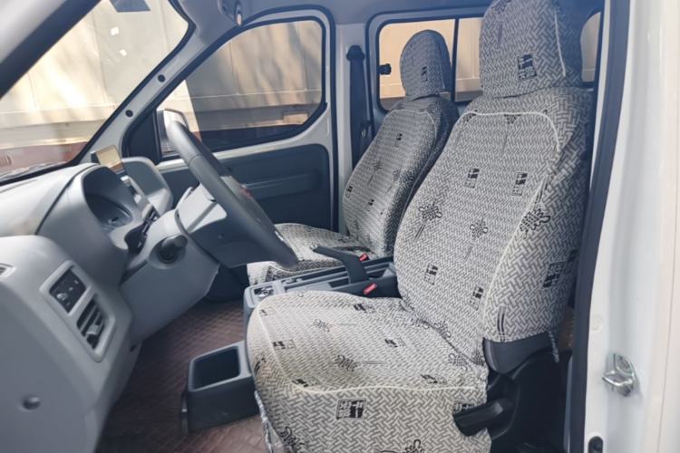 Used Wuling Yangguang 2024 300KM Comfort Version Passenger Van 75kW Left Front Seat