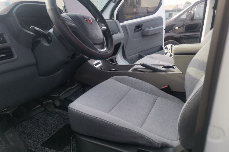 Used Wuling Yangguang 2024 300KM Comfort Version Passenger Van 75kW Left Front Seat