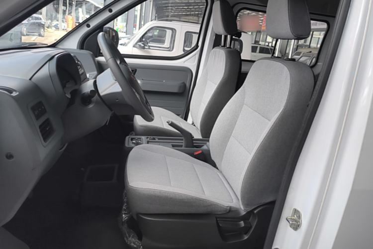 Used Wuling Yangguang 2024 300KM Comfort Version Passenger Van 75kW Left Front Seat