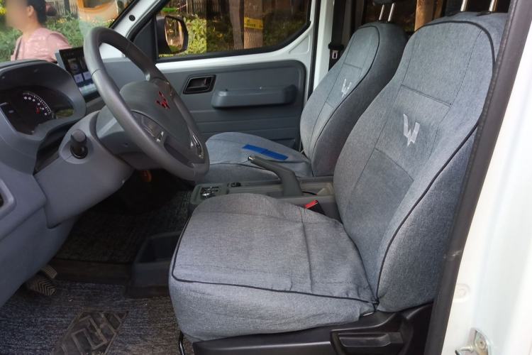 Used Wuling Yangguang 2024 300km Comfort-Grade Passenger Van 60kW Left Front Seat