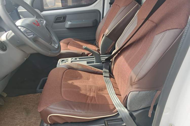 Used Wuling Yangguang 2024 300km Comfort Version with Sealed Windows 60kW Left Front Seat