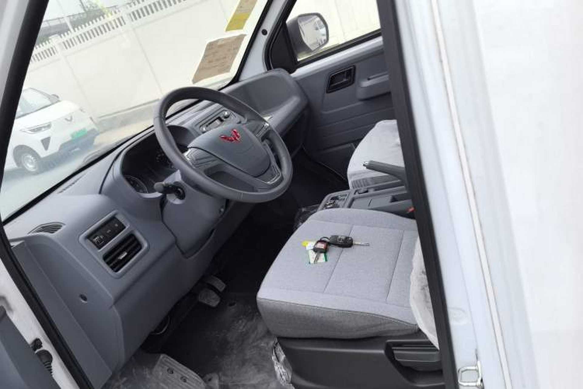 Used Wuling Yangguang 2024 300KM Comfort Version Passenger Van 75kW Left Front Seat