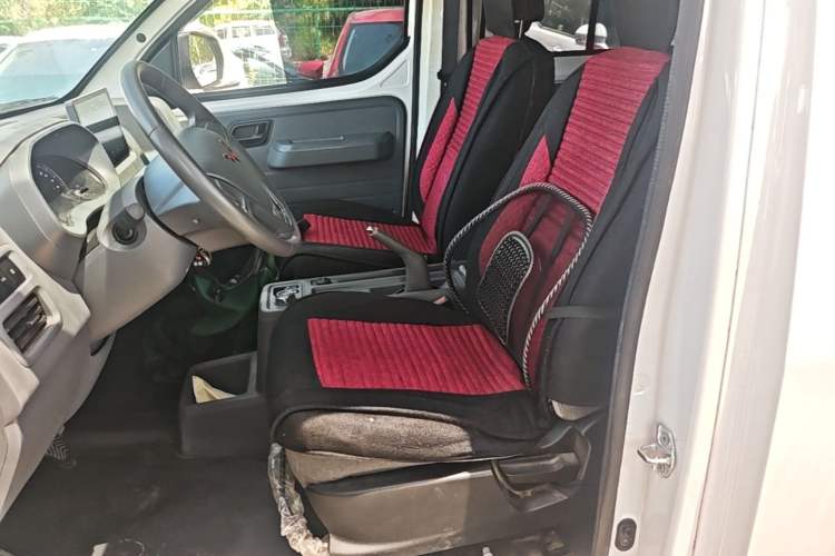 Used Wuling Yangguang 2024 300KM Comfort Version Passenger Van 75kW Left Front Seat