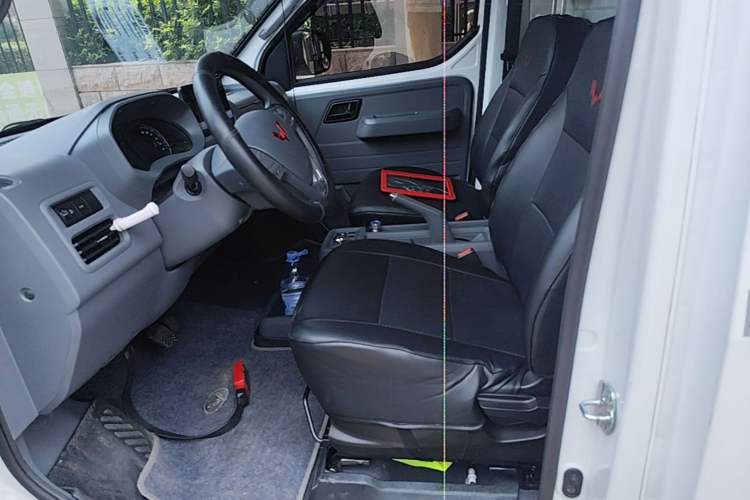 Used Wuling Yangguang 2024 300km Comfort Version with Sealed Windows 60kW Left Front Seat