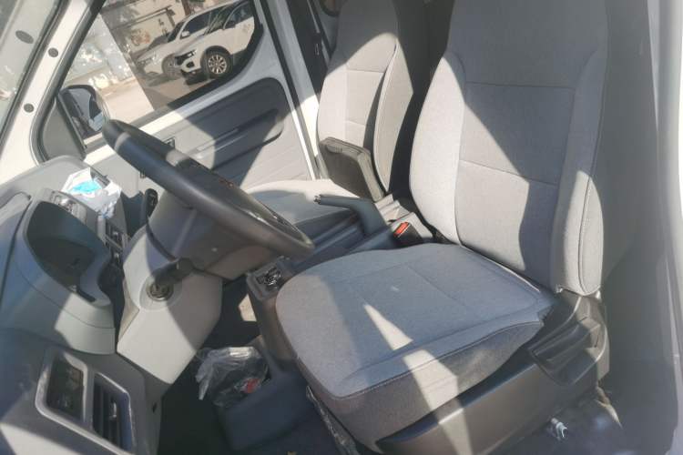 Used Wuling Yangguang 2024 300KM Comfort Version Passenger Van 75kW Left Front Seat
