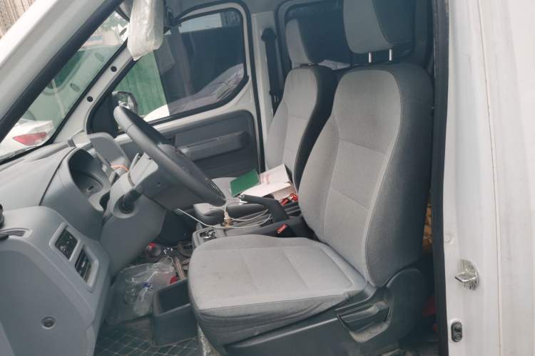 Used Wuling Yangguang 2024 300KM Comfort Version Passenger Van 75kW Left Front Seat