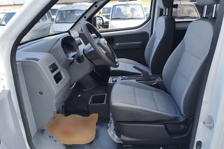 Used Wuling Yangguang 2024 300KM Comfort Version Passenger Van 75kW Left Front Seat