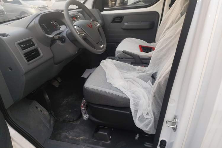 Used Wuling Yangguang 2024 300KM Comfort Version Passenger Van 75kW Left Front Seat