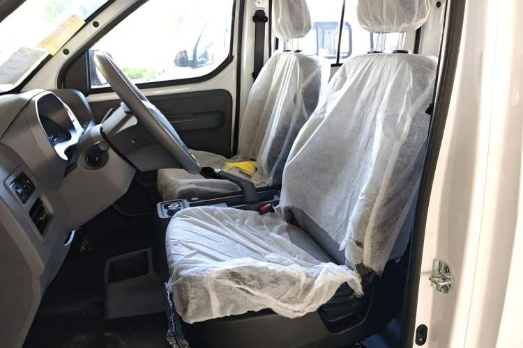 Used Wuling Yangguang 2024 300KM Comfort Version Passenger Van 75kW Left Front Seat