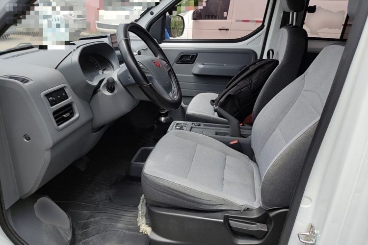 Used Wuling Yangguang 2024 300km Comfort-Grade Passenger Van 60kW Left Front Seat