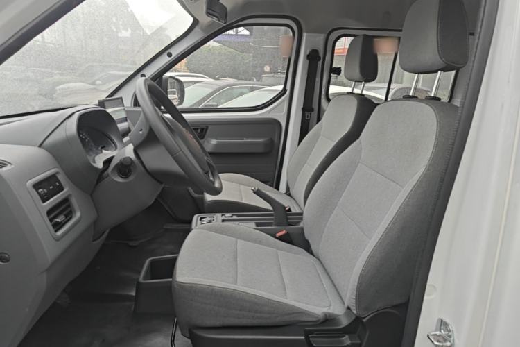 Used Wuling Yangguang 2024 300KM Comfort Version Passenger Van 75kW Left Front Seat