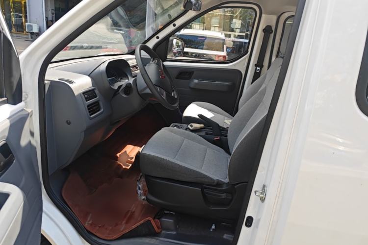 Used Wuling Yangguang 2024 300KM Comfort Version Passenger Van 75kW Left Front Seat