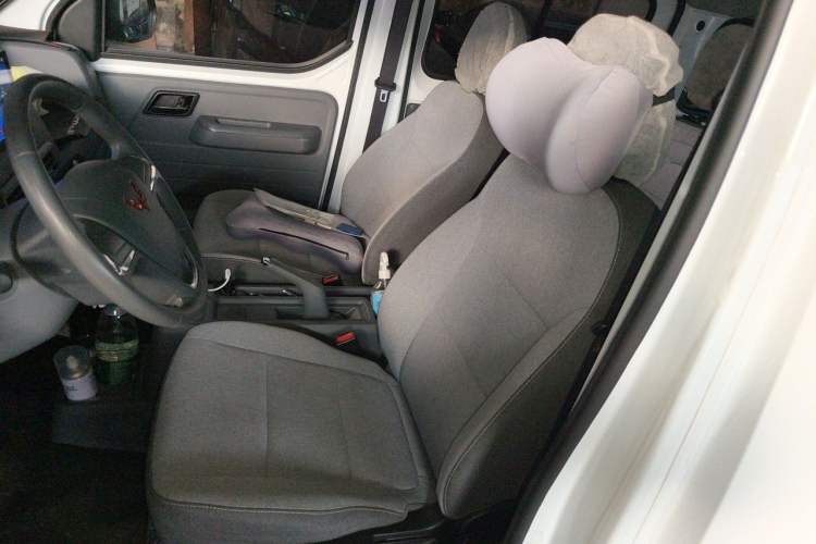 Used Wuling Yangguang 2024 300KM Comfort Version Passenger Van 75kW Left Front Seat