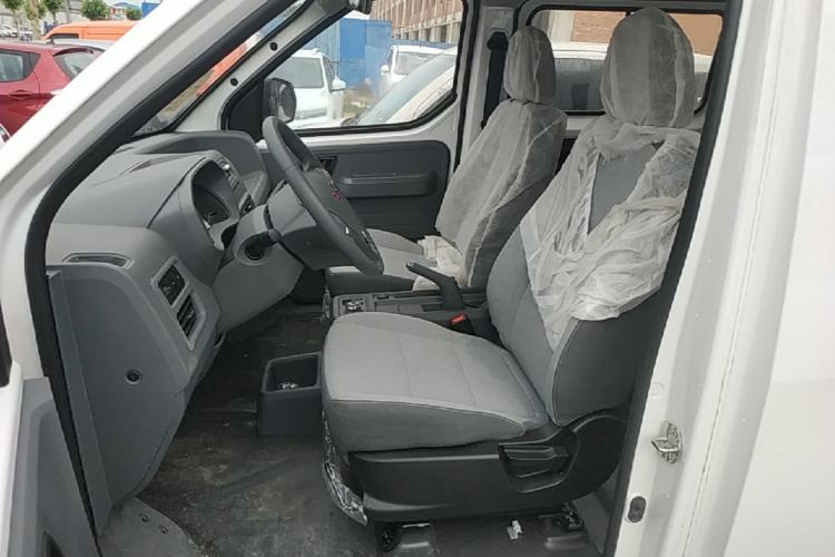 Used Wuling Yangguang 2024 300KM Comfort Version Passenger Van 75kW Left Front Seat