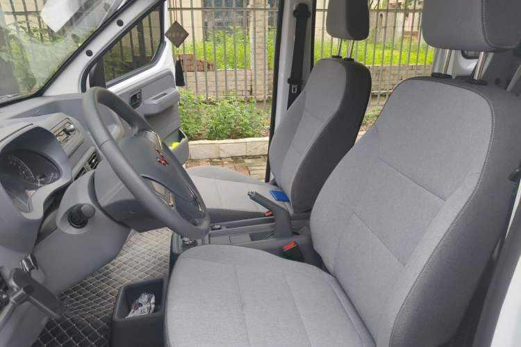 Used Wuling Yangguang 2024 300KM Comfort Version Passenger Van 75kW Left Front Seat