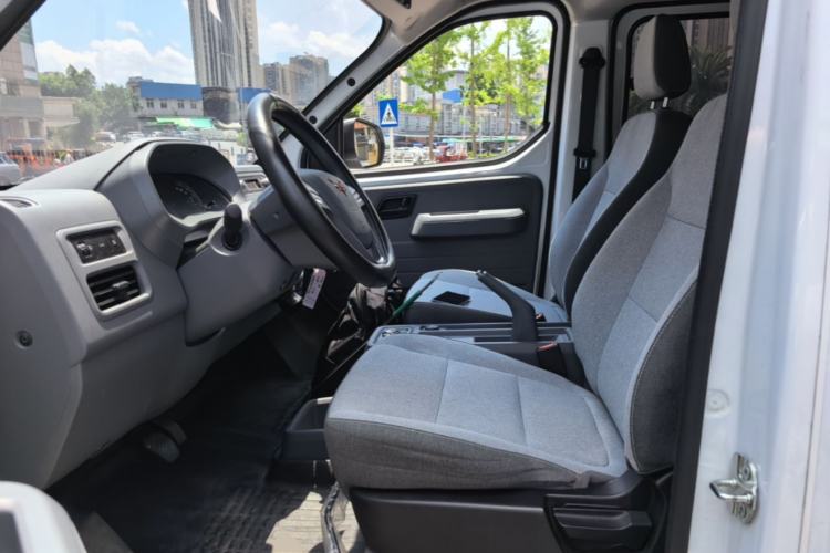 Used Wuling Yangguang 2024 300KM Comfort Version Passenger Van 75kW Left Front Seat