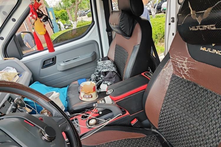 Used Wuling Yangguang 2024 300KM Comfort Version Passenger Van 75kW Left Front Seat